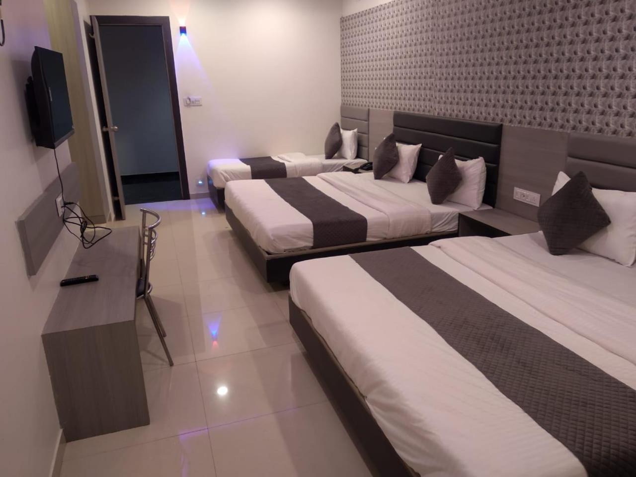 Hotel Selfie Inn Ahmedabad Buitenkant foto