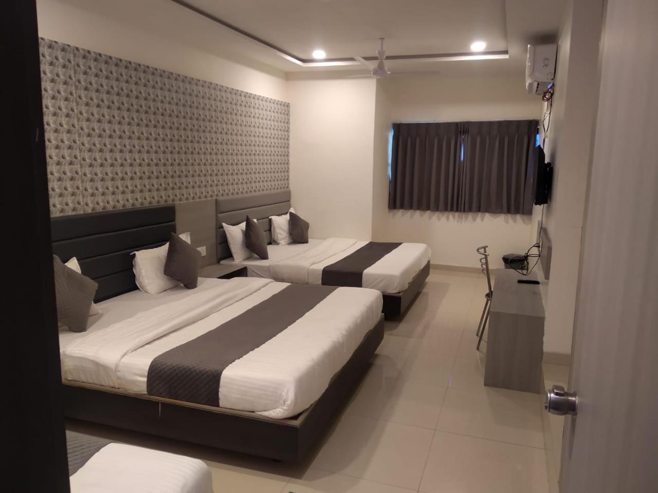 Hotel Selfie Inn Ahmedabad Buitenkant foto