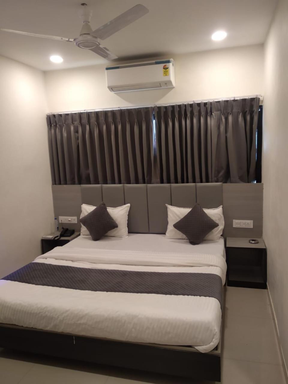 Hotel Selfie Inn Ahmedabad Buitenkant foto