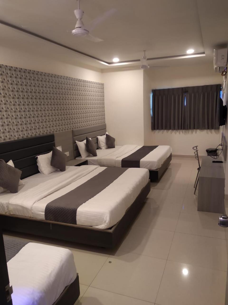 Hotel Selfie Inn Ahmedabad Buitenkant foto