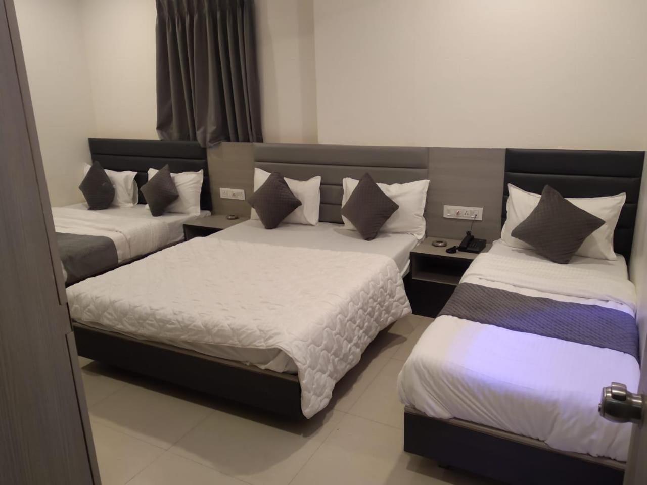 Hotel Selfie Inn Ahmedabad Buitenkant foto