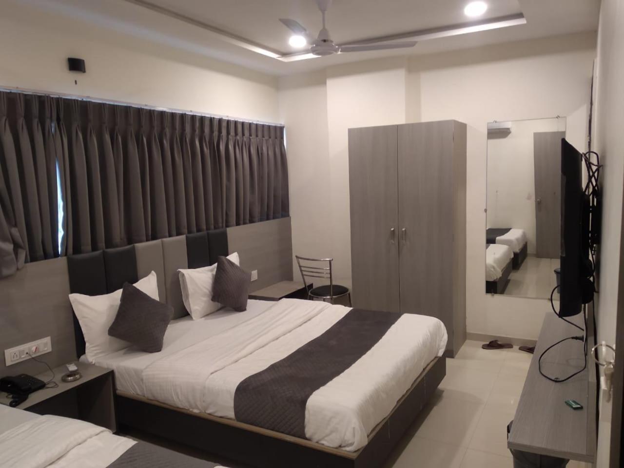 Hotel Selfie Inn Ahmedabad Buitenkant foto