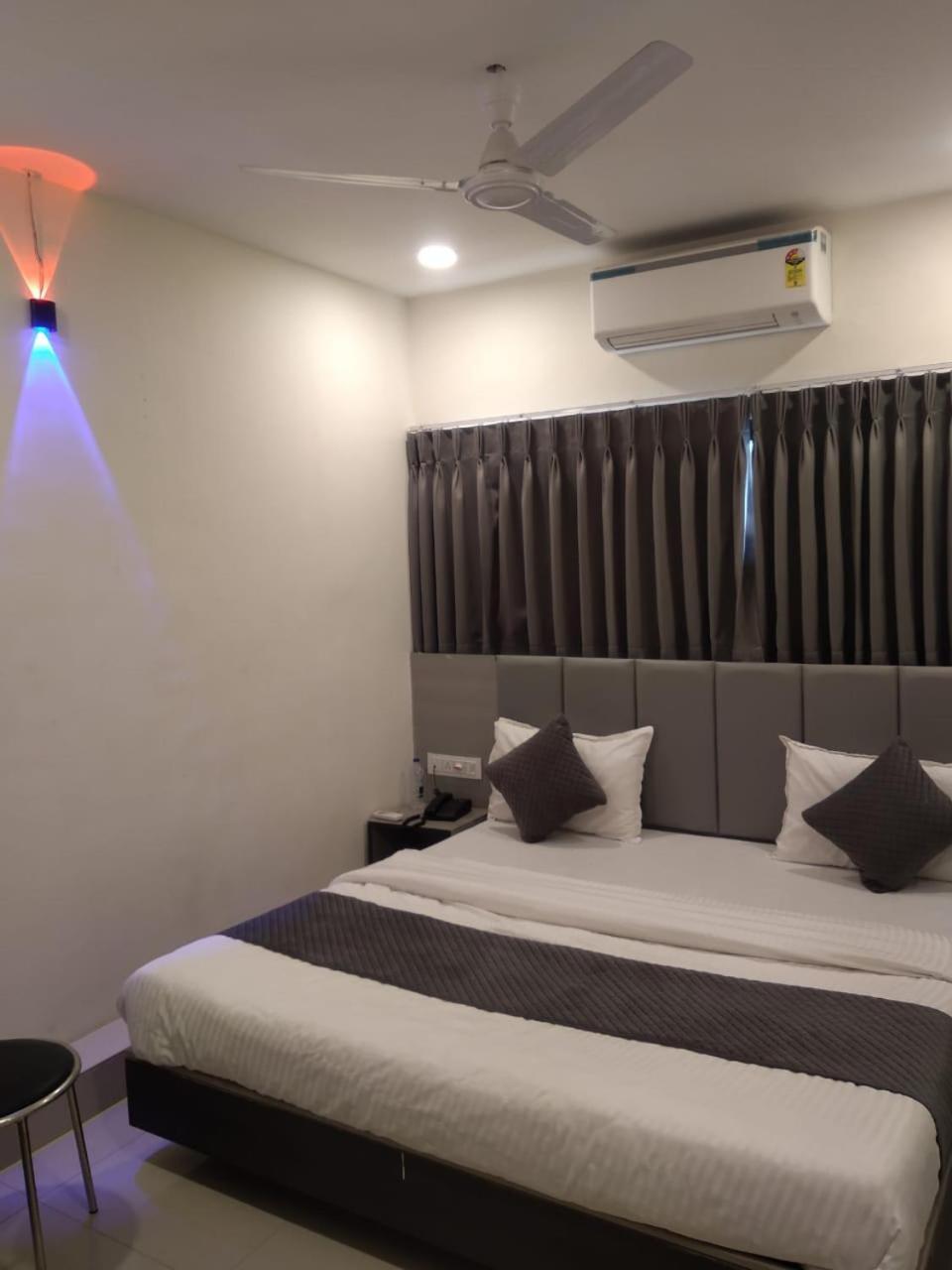 Hotel Selfie Inn Ahmedabad Buitenkant foto