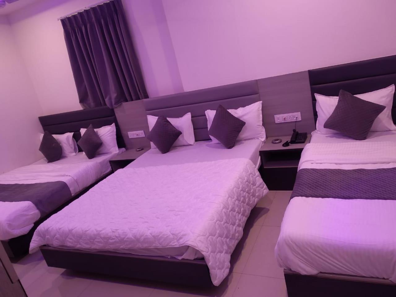 Hotel Selfie Inn Ahmedabad Buitenkant foto