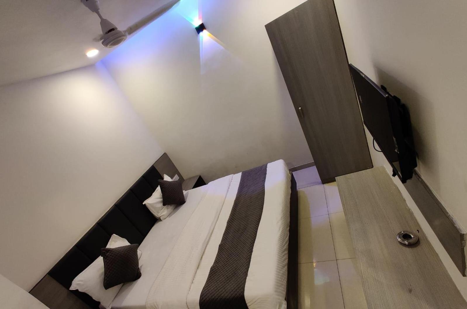 Hotel Selfie Inn Ahmedabad Buitenkant foto