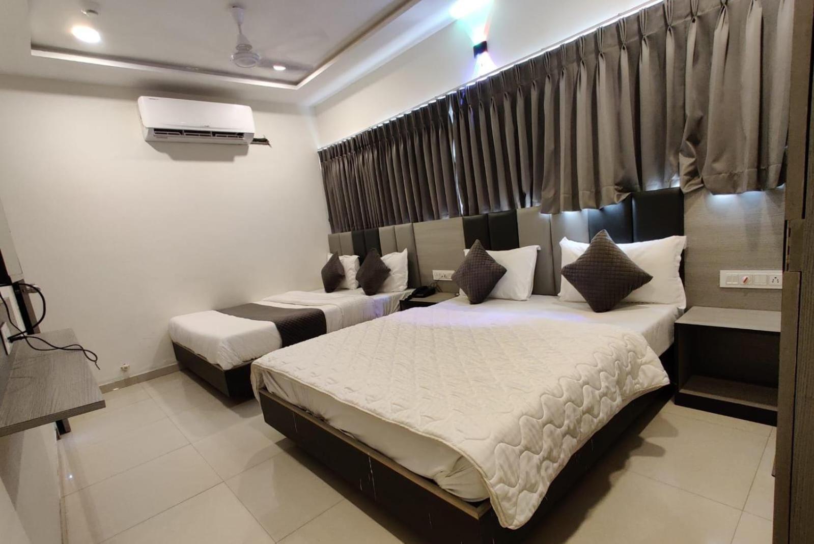 Hotel Selfie Inn Ahmedabad Buitenkant foto