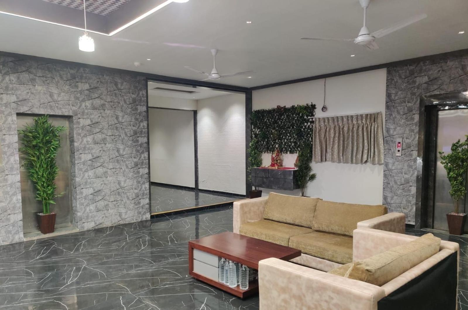 Hotel Selfie Inn Ahmedabad Buitenkant foto