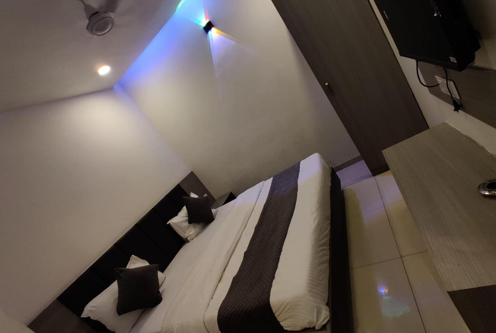 Hotel Selfie Inn Ahmedabad Buitenkant foto